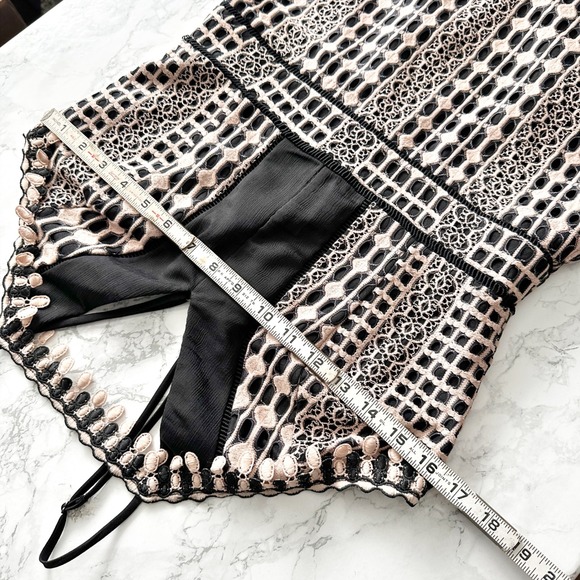 Harlyn Blush & Black Lace Overlay Sheath Cocktail Dress Scallop Hem Size Medium - Picture 10 of 15